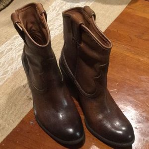 Lucky Band brown pull on booties